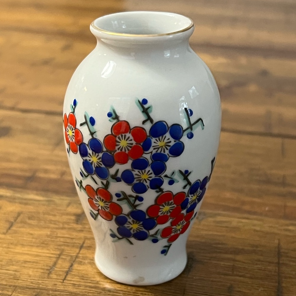Japanese Imari Floral Porcelain Mini Hand Painted Vase